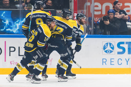 s Christian Sandberg jublar med lagkamrater