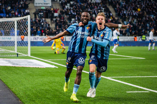 Djurgårdens Mohamed Buya Turay och Elliot Käck jublar
