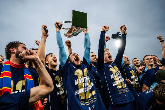 Djurgårdens Kevin Walker jublar med Lennart Johanssons