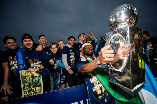 Djurgårdens Mohamed Buya Turay jublar med Lennart