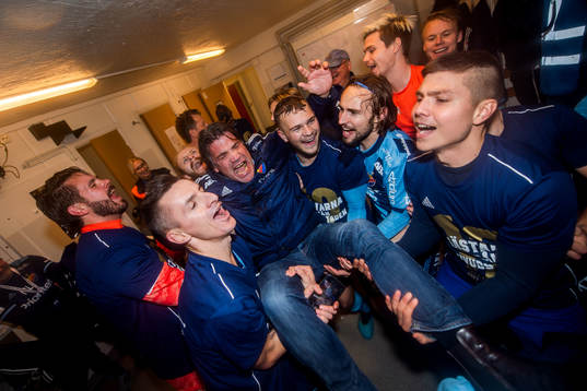 Djurgårdens sportchef Bosse Andersson hissas av Haris