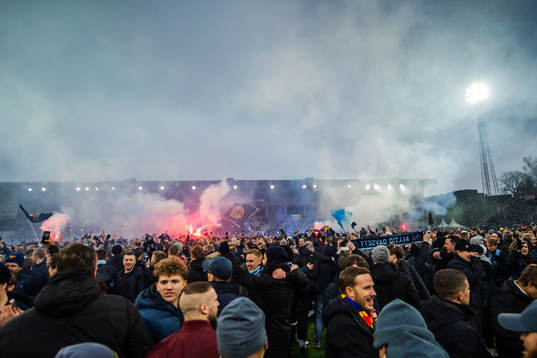 Djurgårdens supportar stormar planen
