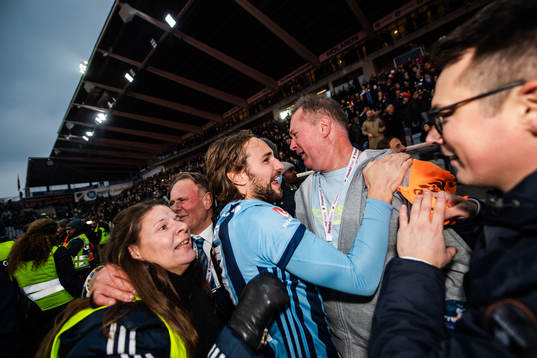 Djurgårdens Kevin Walker jublar med VD Henrik Berggren