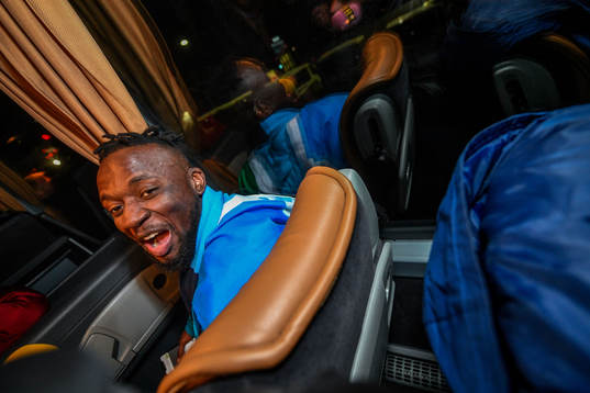 Djurgårdens Mohamed Buya Turay jublar på spelarbussen