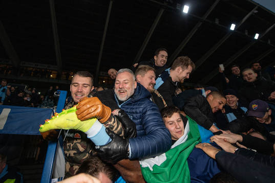 Djurgårdens Mohamed Buya Turay firar med publiken