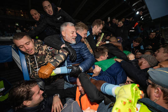 Djurgårdens Mohamed Buya Turay firar med publiken