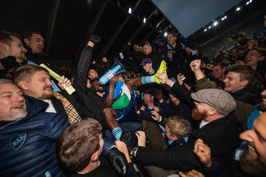 Djurgårdens Mohamed Buya Turay firar med publiken