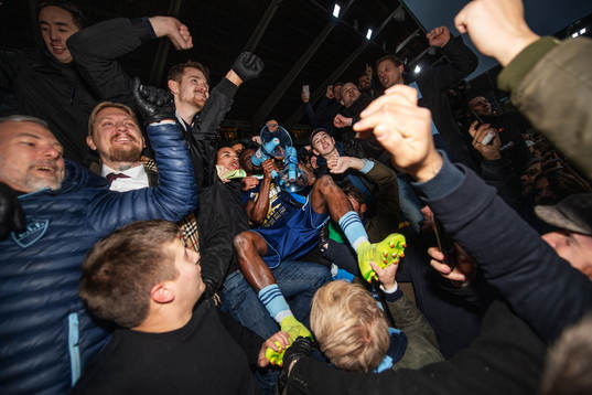 Djurgårdens Mohamed Buya Turay firar med publiken