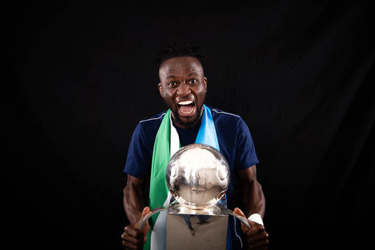 Djurgårdens Mohamed Buya Turay jublar med Lennart Johanssons pokal