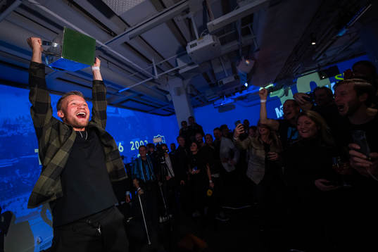 Djurgårdens Nicklas Bärkroth lyfter Lennart Johanssons