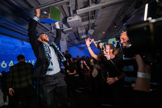 Jesper Karlström lyfter Lennart Johanssons pokal