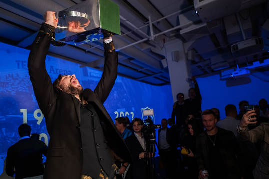 Kevin Walker lyfter Lennart Johanssons pokal