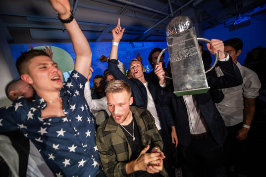 Spelarna jublar med Lennart Johanssons pokal