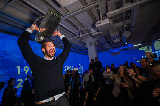 Målvakt Tommi Vaiho lyfter Lennart Johanssons pokal