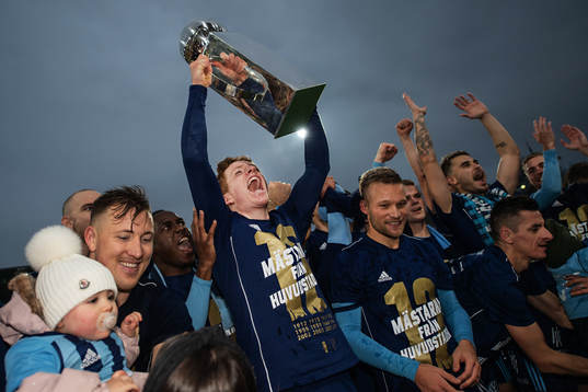 Djurgårdens Fredrik Ulvestad, Aslak Witry och Nicklas Bärkroth jublar med Lennart Johanssons pokal