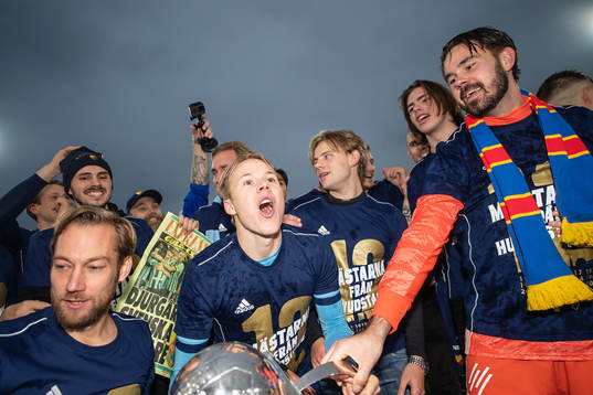 Djurgårdens Elliot Käck  och målvakt Tommi Vaiho  jublar