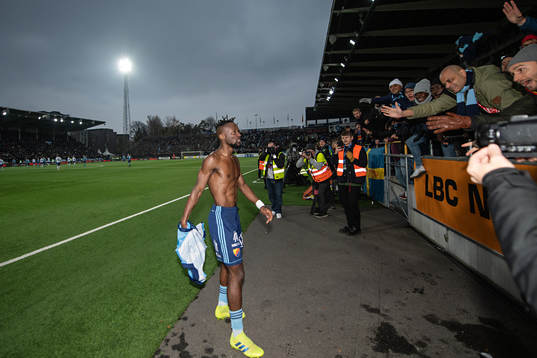 Djurgårdens Mohamed Buya Turay tackar supportrarna när