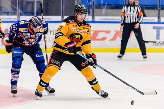 Växjös Fredrik Karlströmi kamp med Luleås Karl Fabricius