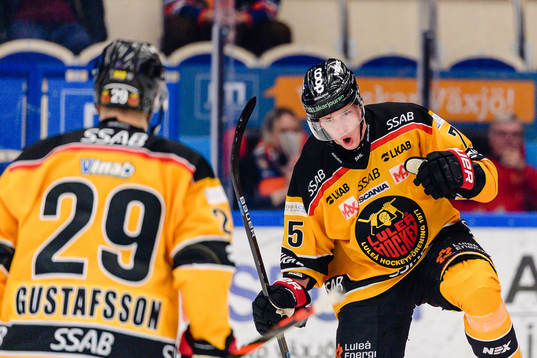 Luleås Arttu Ilomäki jublar