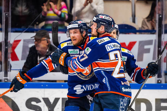 Växjös Erik Josefsson jublar med lagkamrater