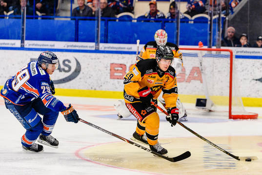 Växjös Pontus Holmberg jagar Luleås Erik Gustafsson