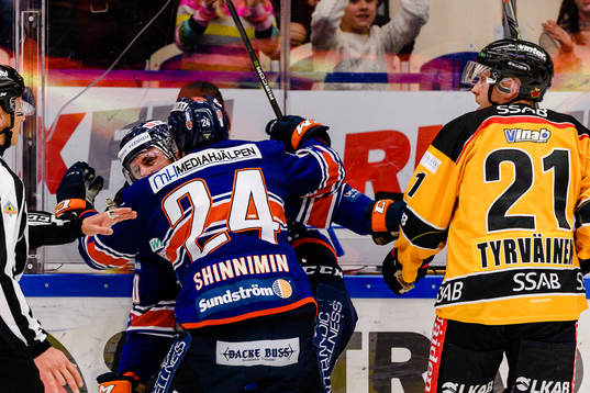 Växjös Erik Josefsson och Brendan Shinnimin jublar