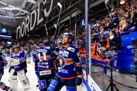 Växjös Emil Pettersson jublar framför fansen