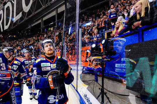 Växjös Brendan Shinnimin jublar framför fansen