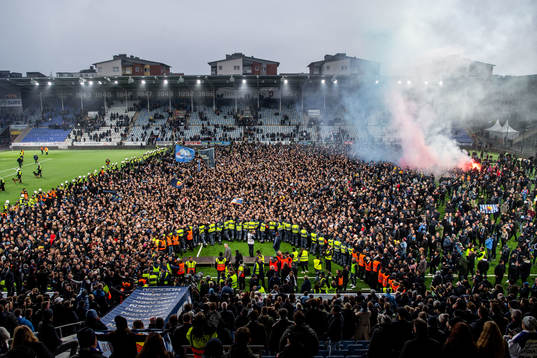 Djurgårdens supportar stormar planen