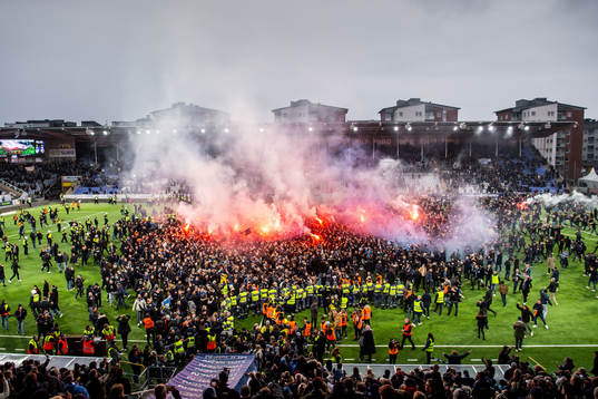 Djurgårdens supportar stormar planen