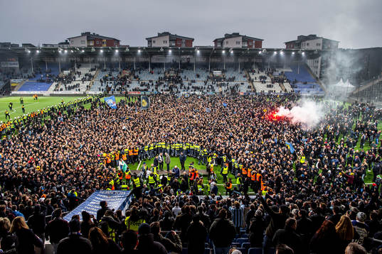 Djurgårdens supportar stormar planen