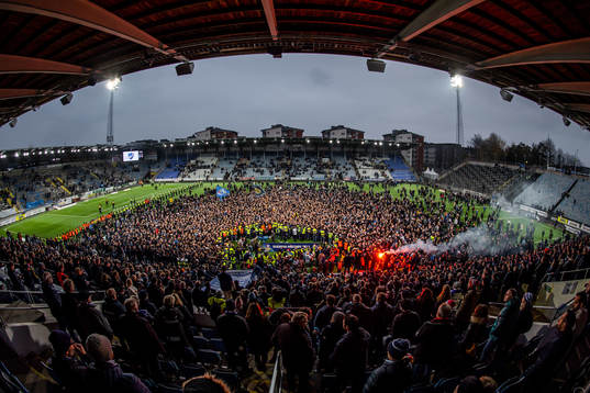 Djurgårdens supportar stormar planen