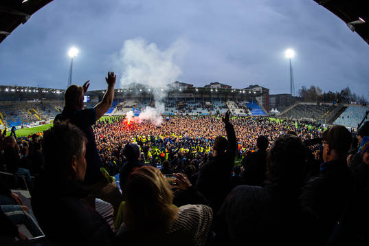 Djurgårdens supportar stormar planen