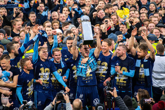 Djurgårdens Astrit Ajdarevic lyfter Lennart Johanssons pokal