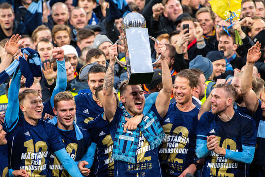 Djurgårdens Astrit Ajdarevic lyfter Lennart Johanssons pokal