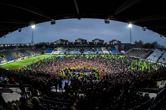 Djurgårdens supportar stormar planen