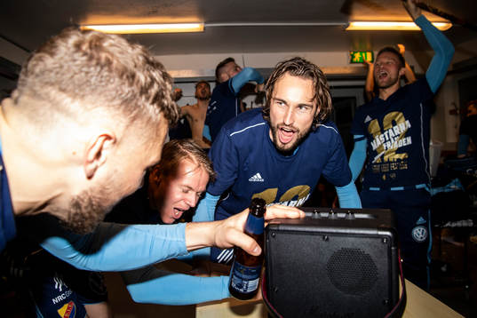 Djurgårdens Kevin Walker jublar i omklädningsrummet