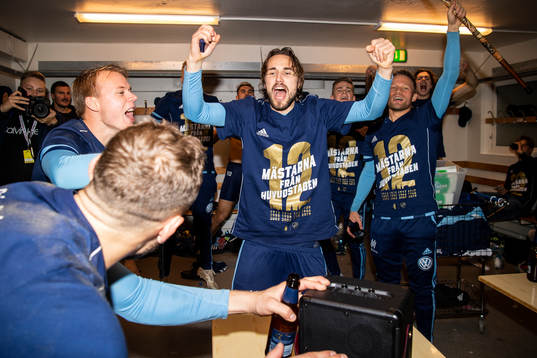 Djurgårdens Elliot Käck, Kevin Walker och Nicklas Bärkroth jublar i omklädningsrummet