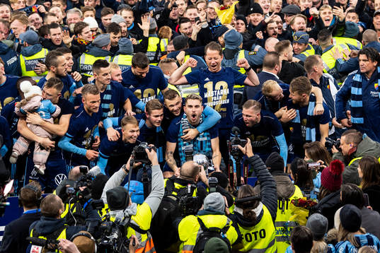 Djurgårdens Astrit Ajdarevic lyfter pokalen
