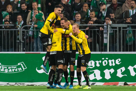 Häckens Gustaf Nilsson jublar efter att han gjort 1-1