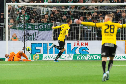 Häckens Gustaf Nilsson jublar efter att han gjort 1-1