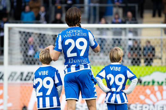IFK Göteborgs Lasse Vibe tackar publiken ihop med sina