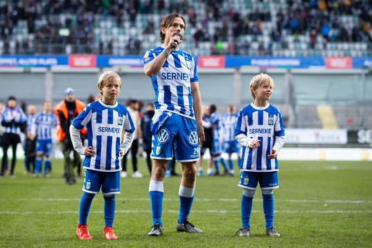 IFK Göteborgs Lasse Vibe tackar publiken ihop med sina