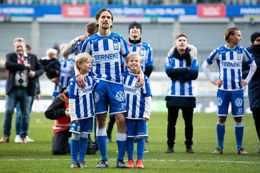 IFK Göteborgs Lasse Vibe tackar publiken ihop med sina