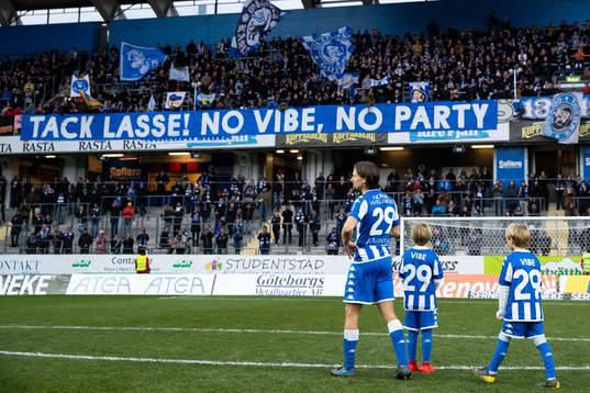 IFK Göteborgs Lasse Vibe tackar publiken ihop med sina