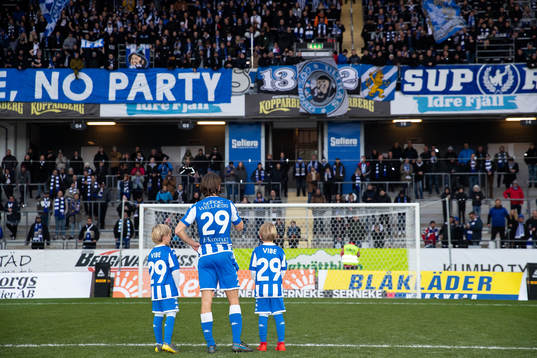 IFK Göteborgs Lasse Vibe tackar publiken ihop med sina