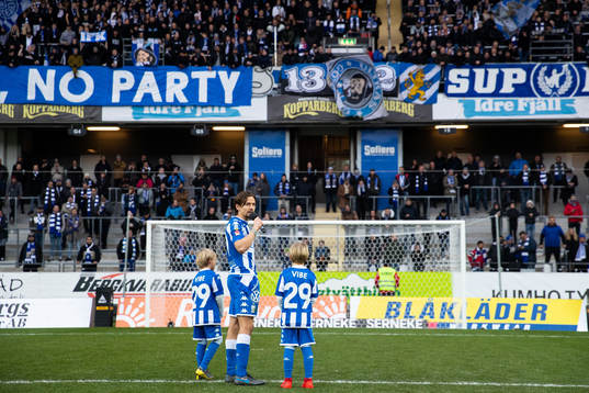 IFK Göteborgs Lasse Vibe tackar publiken ihop med sina
