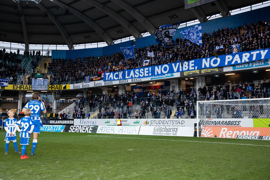 IFK Göteborgs Lasse Vibe tackar publiken ihop med sina