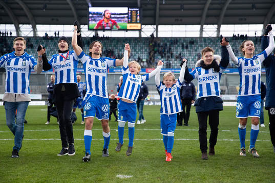 IFK Göteborgs Lasse Vibe tackar publiken ihop med sina