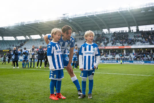 IFK Göteborgs Lasse Vibe tackar publiken ihop med sina